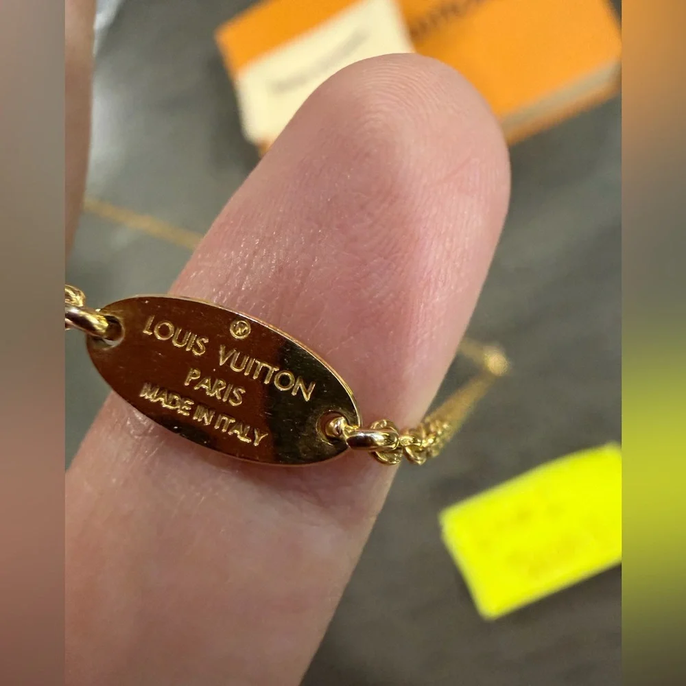 Louis Vuitton V silver & Gold necklace - Picture 3 of 6